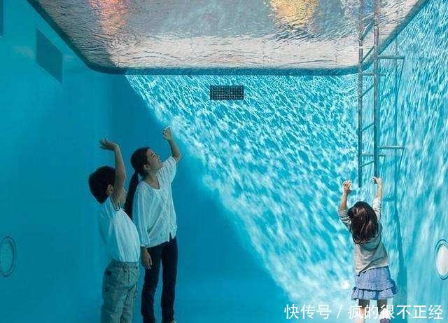 中年|全球最“神奇”泳池,美女游客在水下自由行走,却连衣服都不湿!