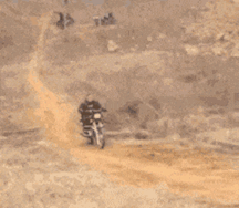 |搞笑GIF:男子骑自行车送花告白,美女的反应太霸气,底气十足!