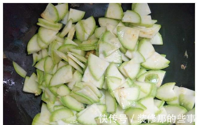 搅拌均匀|西葫芦的好吃做法,不用调馅,简单易做,上桌全家抢着吃
