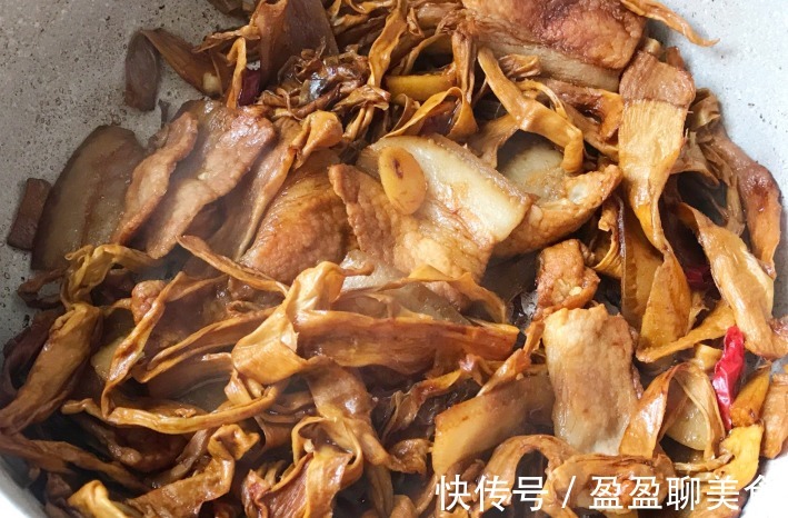清凉败毒|五花肉最好吃的做法，和笋干搭配炖一炖，吃完连汤汁都不剩，过瘾