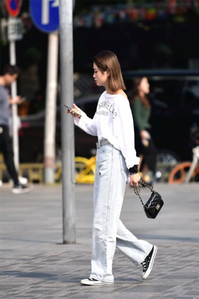 街拍:白色背心搭破洞牛仔裤,很显街气质感,上街造型非常时尚性感
