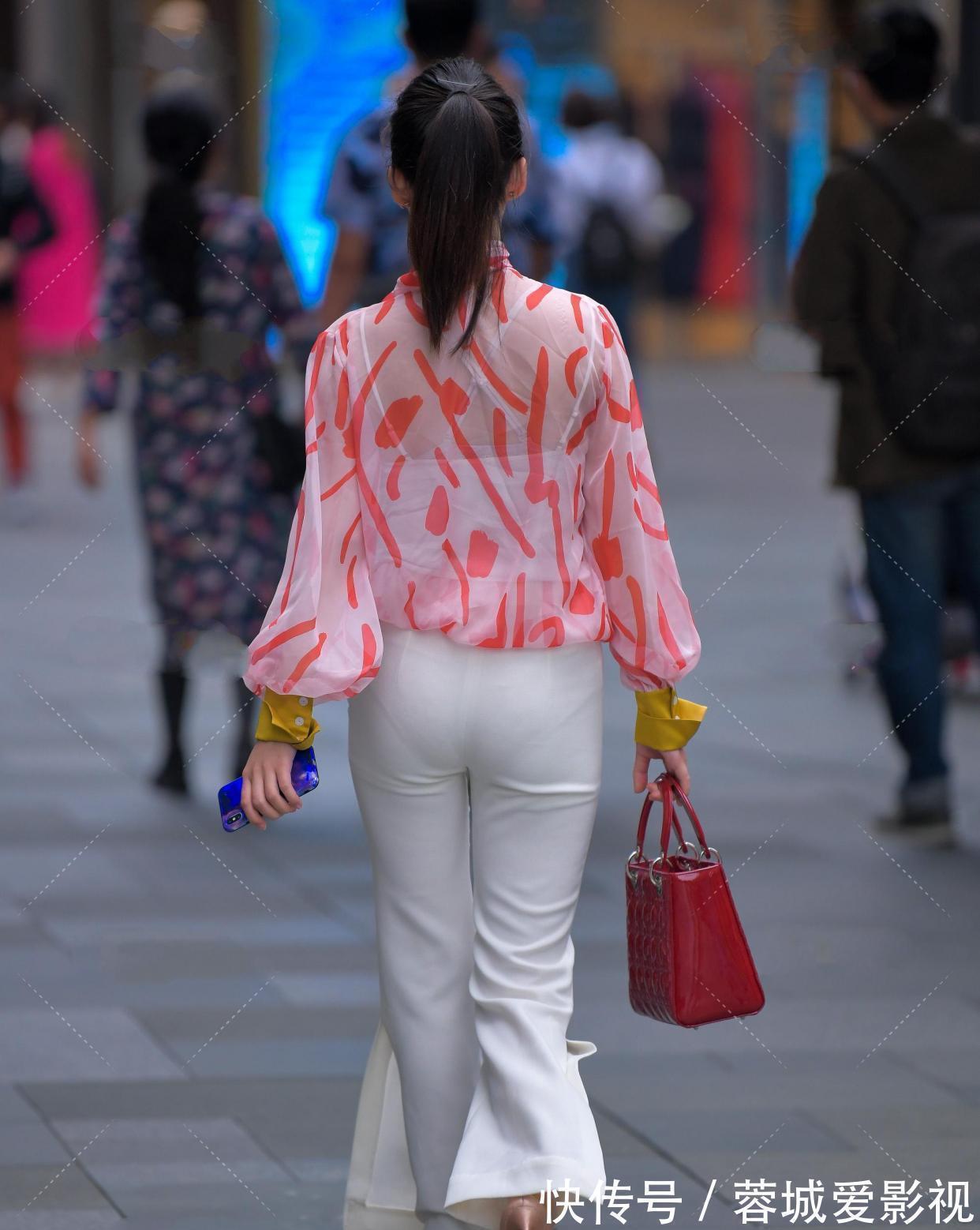 粉印花 粉印花网纱与白色吊带搭配,吊带过于暴露,只穿一个网纱罩即可