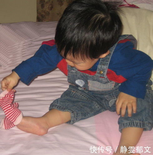 好处|宝宝喜欢脱袜子？家长没必要都制止，对孩子反而有好处