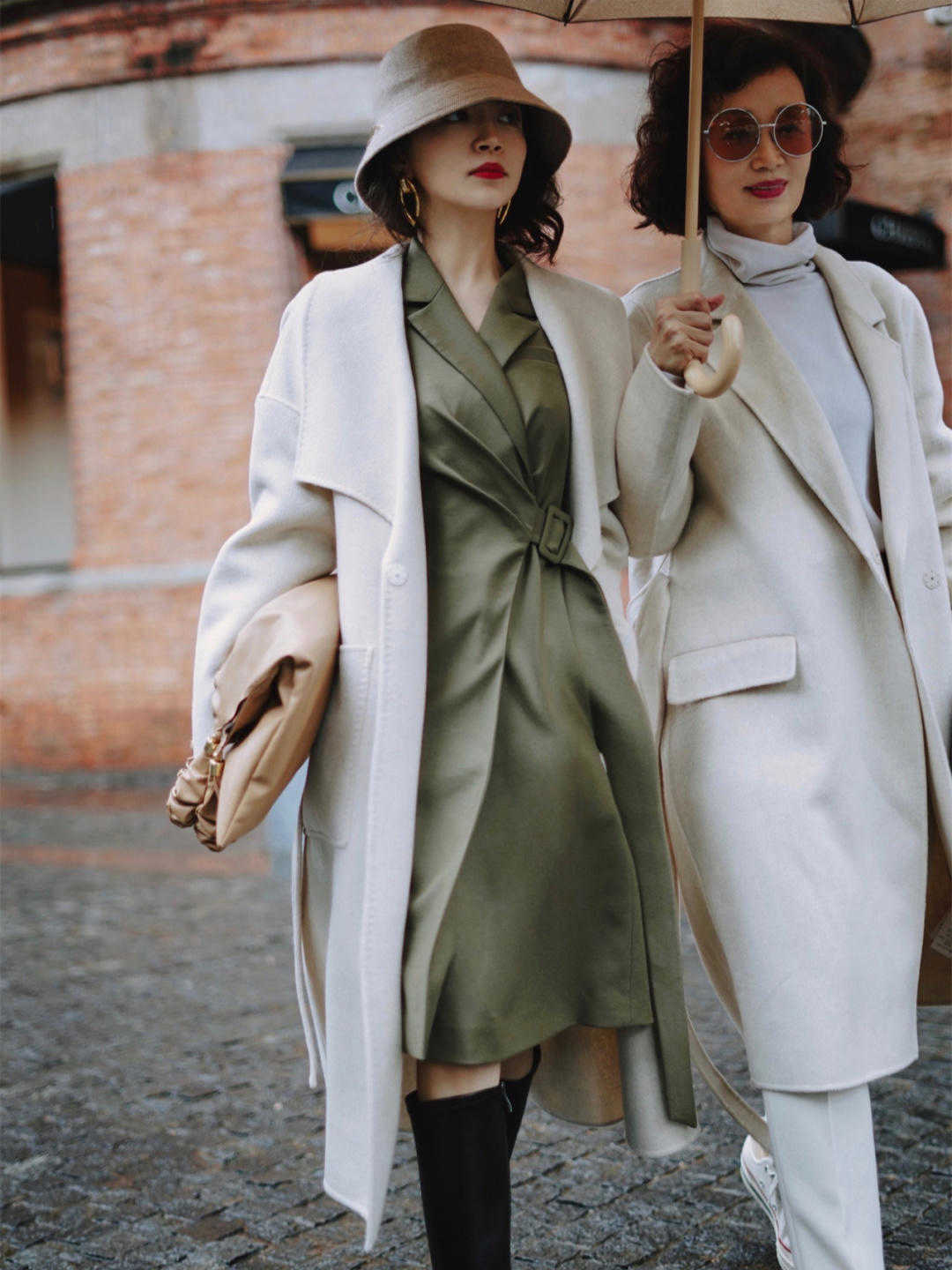 穿搭|50+女人不要选择大衣配长靴子,太土了?学博主这样穿,优雅精致