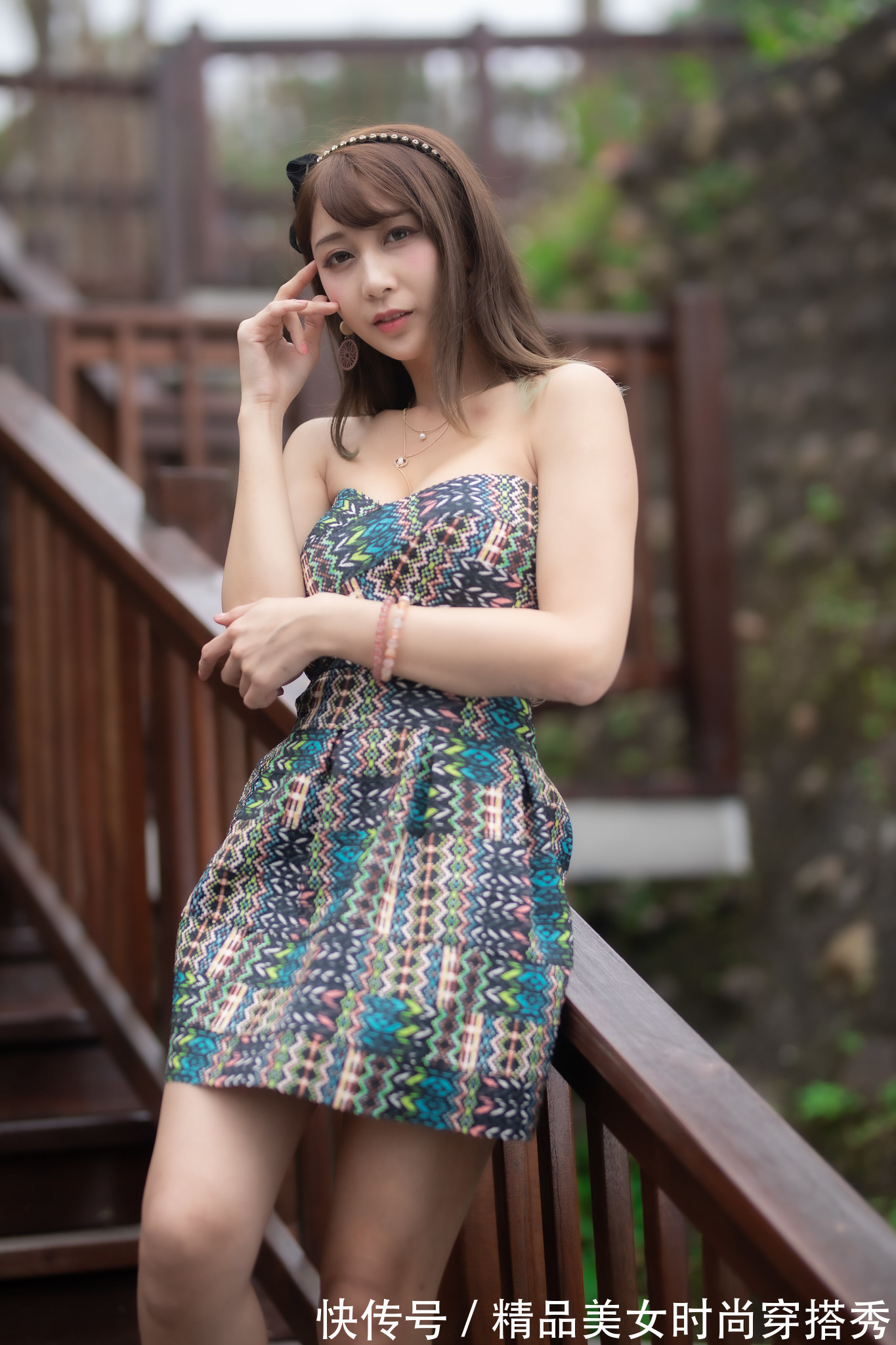 连衣裙|时尚又具有复古美的抹胸连衣裙，搭配一双细跟高跟鞋，吸睛时尚