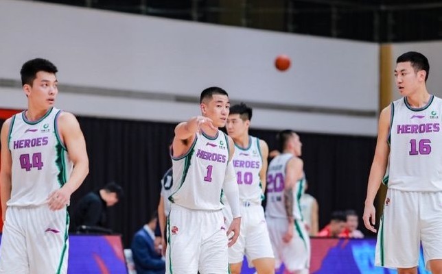 主教练|山东男篮爆发内讧!这球员合同结束没人敢要,杨鸣心灰意冷了