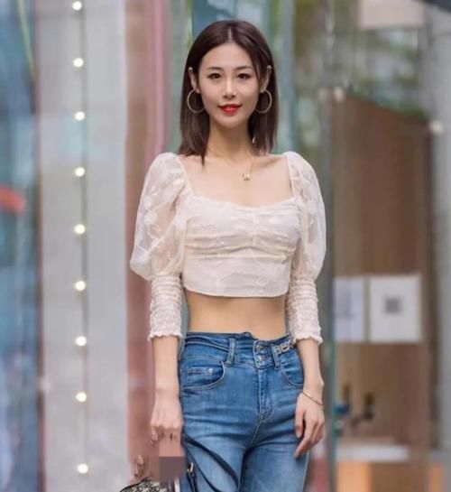 美女模特：蓝色牛仔裤展现出漂亮的小蛮腰，美女太可爱了