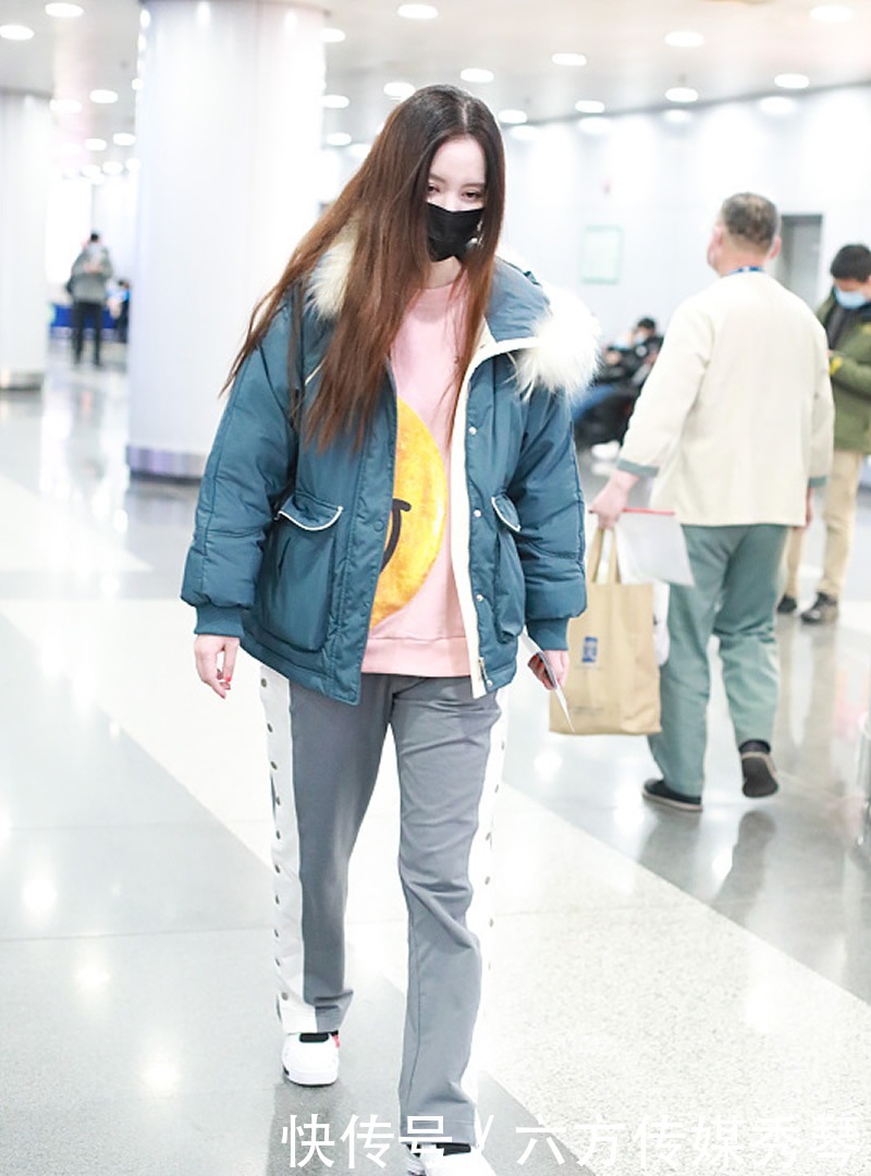 粉红|张萌成穿衣榜样,粉红格纹大衣清新甜美,蓝灰色派克大衣保暖帅气