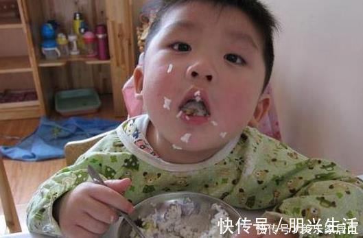 吃一口需要代谢半个月,家长还在喂娃吃,妇幼主任:无知毁了孩子