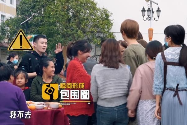 鹿晗吃饭时被女粉纠缠，下意识的动作狂拉好感：关晓彤可以放心了