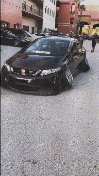 |搞笑GIF：前女友跟我显摆她男友的新车，轮胎都是坏的