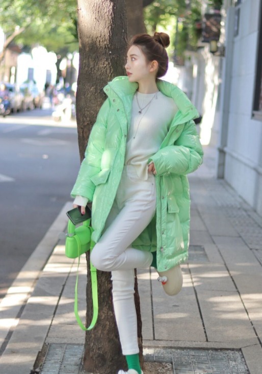 小姐姐|这才是潮人该有的穿搭,四种“亮色”羽绒服让你气质倍增,超洋气