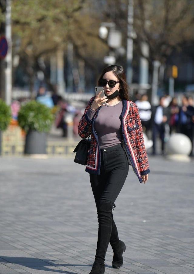 打底裤 沉寂多年的“小黑裤”,气质减龄又个性,让中年女士爱不释手!