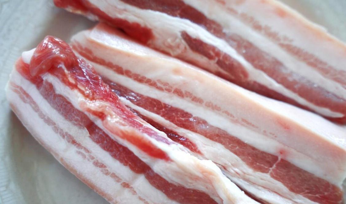 腌腊肉时，牢记这个加盐比例！腊肉做好金黄透亮，好吃不长霉！
