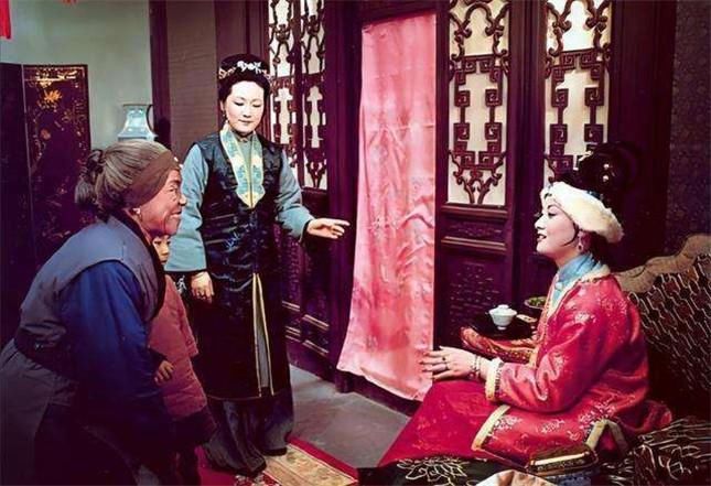  凤姐|红楼梦：难怪刘姥姥只念凤姐的恩，不念王夫人的恩，看凤姐说了啥