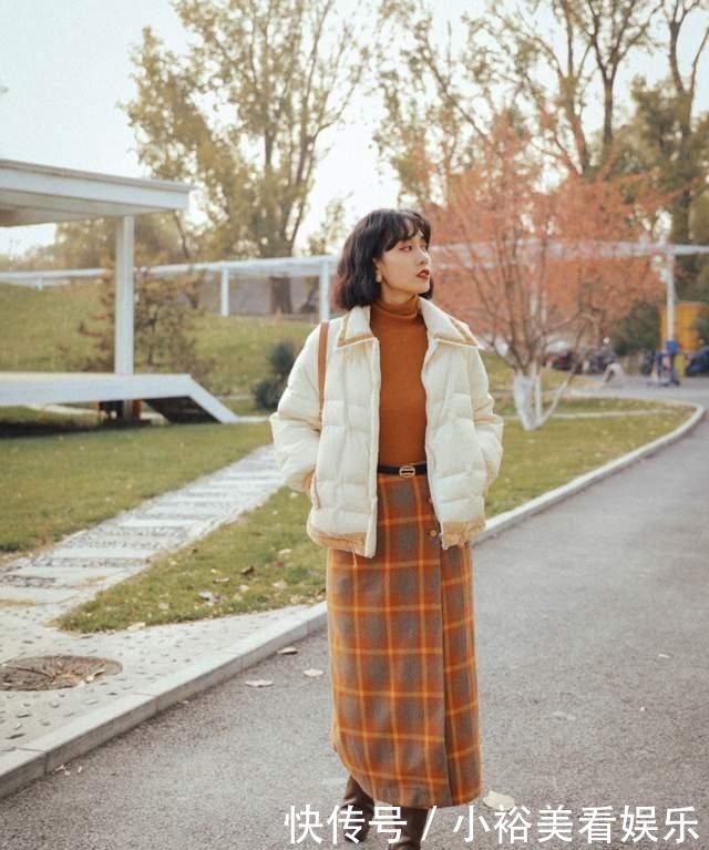 要注意|阔腿裤也该收一收了,最近流行“羽绒服+半身裙”,小个子也适合