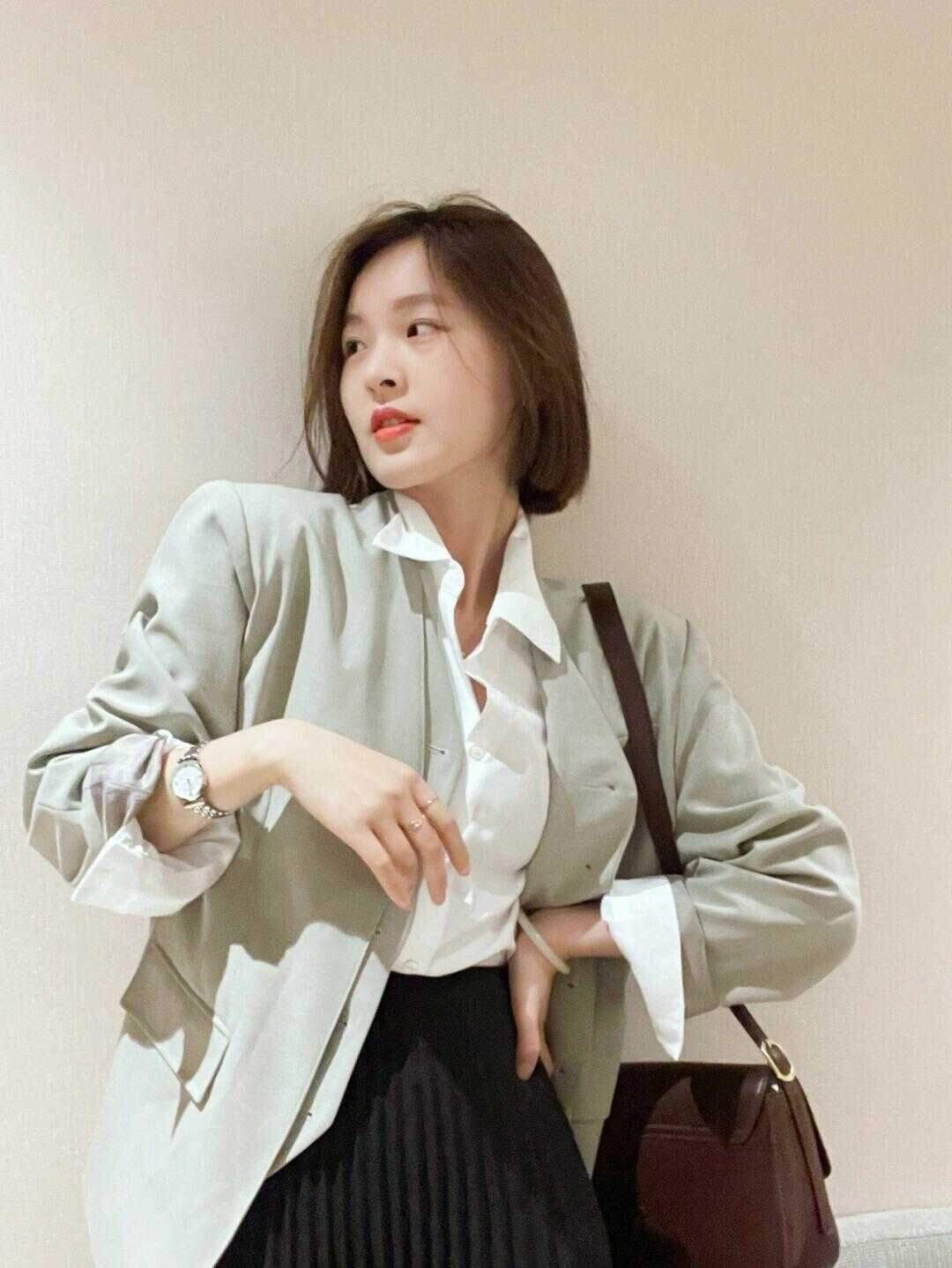 紧身 别再选常规款小香风了!今年流行羽绒内胆、摇粒绒的,谁穿谁美