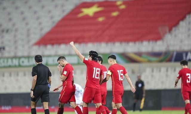 球迷们|国足惊险夜！煮熟的鸭子差点飞了，稀松的后防线令人担忧