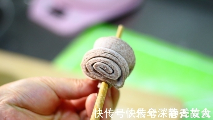 只需一根筷子，轻松做出层次分明，松软香甜的花卷，家人特爱吃