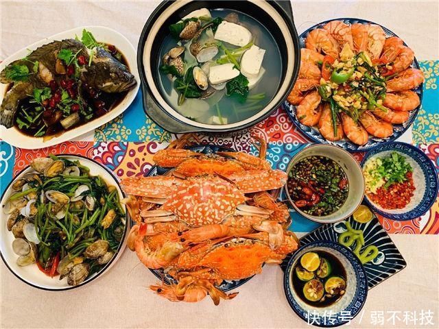 和媳妇自驾出去玩,当地朋友做一桌菜招待,上桌后让人直咽口水