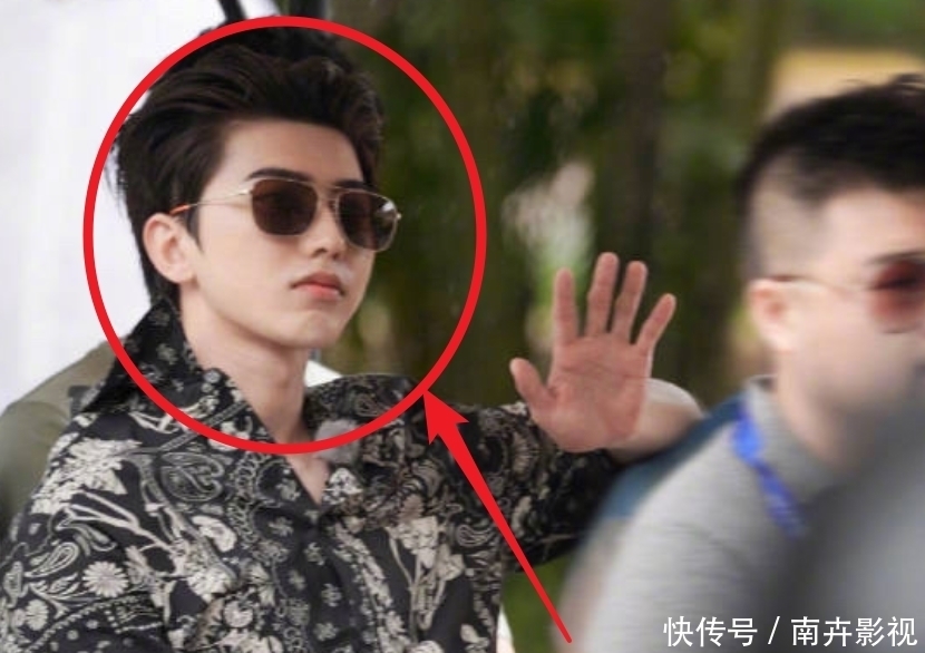 三亚|跑男9去三亚录制,baby美回八年前,蔡徐坤夏天穿棉袄引热议