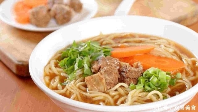  疑惑|外国人疑惑：为什么中国人吃的面条都带汤呢？网友的回答扎心了