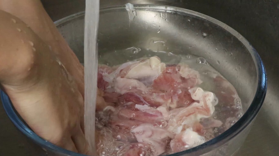洗羊肉时，只用清水洗是错误的，加入3样东西，羊肉干净又没膻味！