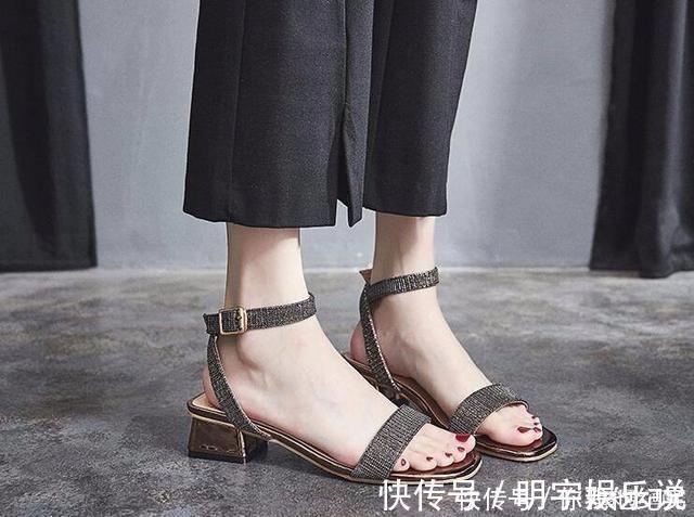 冰雪世界 一字带的凉鞋,露出脚趾,尽显高级品味