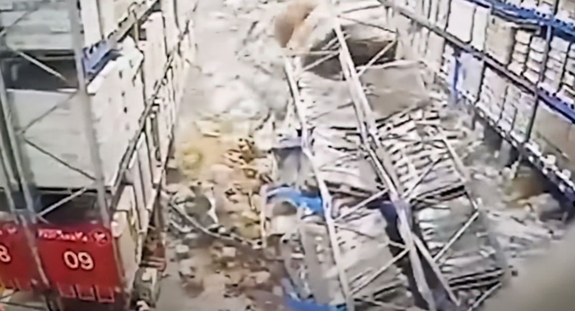 崩塌|8米高货架突然崩塌，员工神闪避却被第二波灭顶，可怕画面曝光