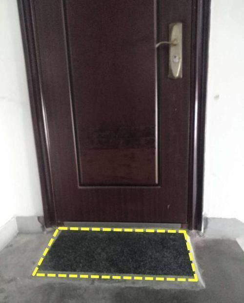 鞋柜|对门邻居不光把鞋柜放楼道,还砌了个2公分地台,这是你家院子