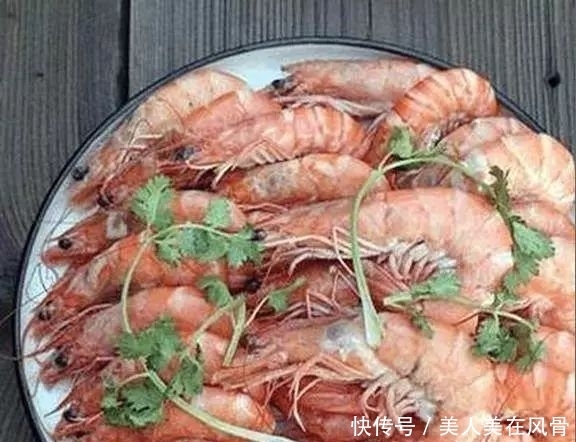 煮虾的时候加入这种水果,不但鲜嫩美味,而且去腥又营养