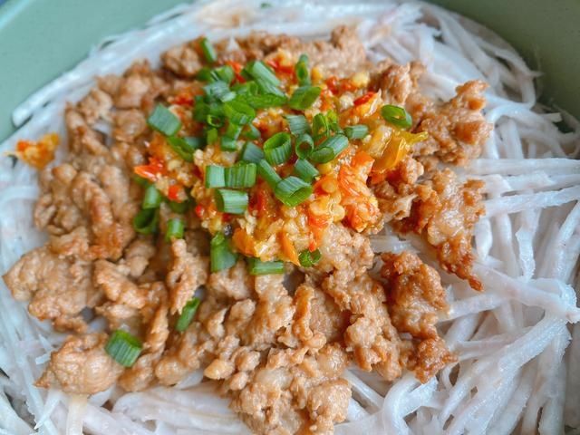 搅拌均匀|芋头别炸着吃了,简单蒸一蒸就能上桌,软糯咸香,营养丰富好消化