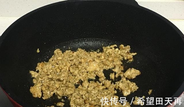 菜梗|7月，这碱性蔬菜可多吃，2块钱买1大捆，去叶留菜梗一炒，真爽脆！