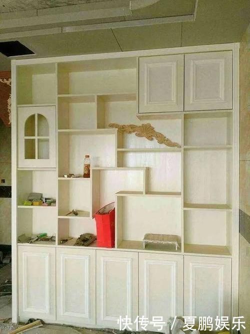 客厅|越来越多人客厅都不做柜子了，直接在沙发背后这么做，太聪明了