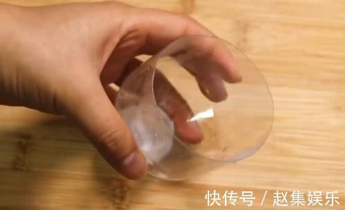 饺子皮|原来“擀饺子皮”这么简单,一个塑料瓶轻松搞定,可惜很多人不懂