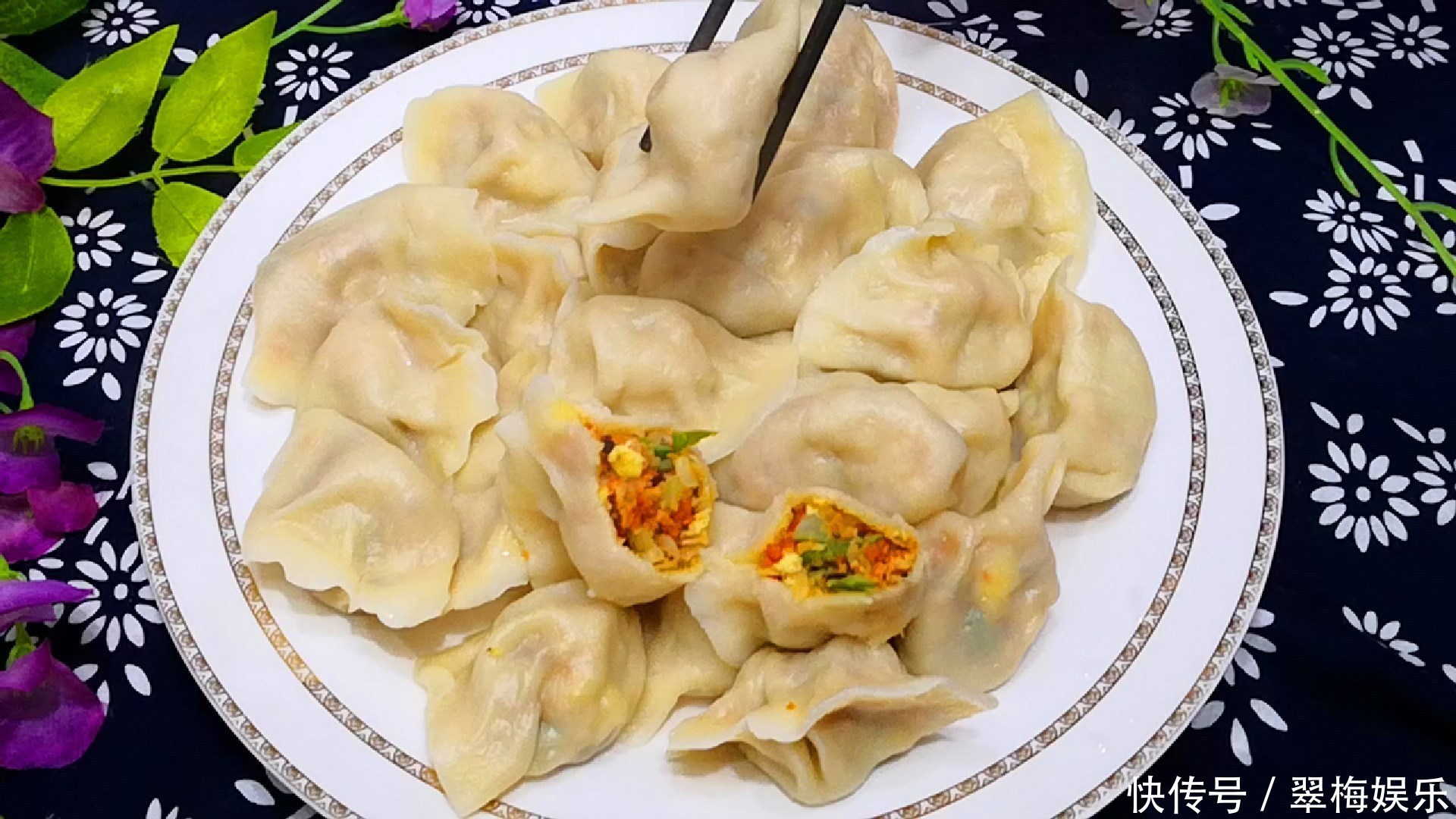 白菜饺子好吃有秘诀,学会如此调馅,味道格外鲜美,味精都省了