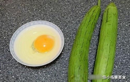 丝瓜|炒丝瓜，有人用盐腌，有人加醋泡，都不对！这才是正确做法，真香