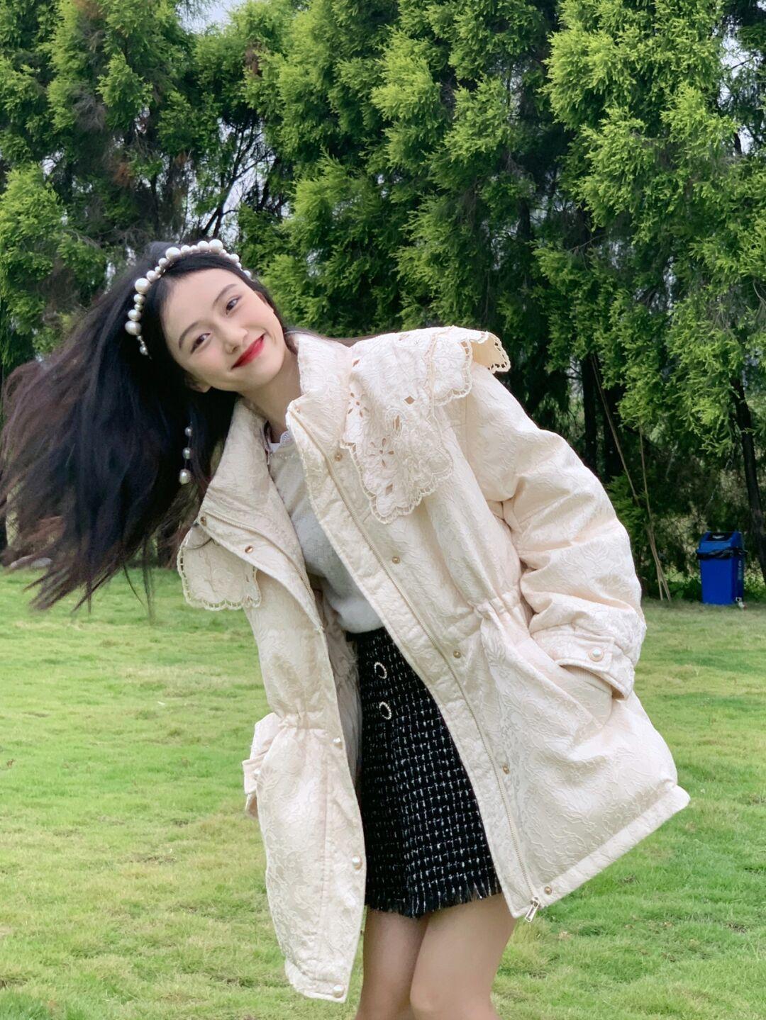 羽绒服|周末出去约会怎么穿得保暖又好看!不如试一试蕾丝花边羽绒服+格子半身裙