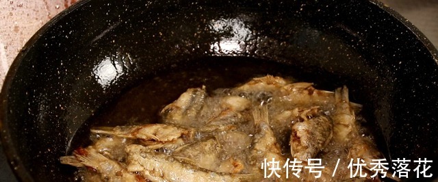 炸鱼用淀粉还是面粉教你正确做法,好吃又美味爱吃鱼的别错过!