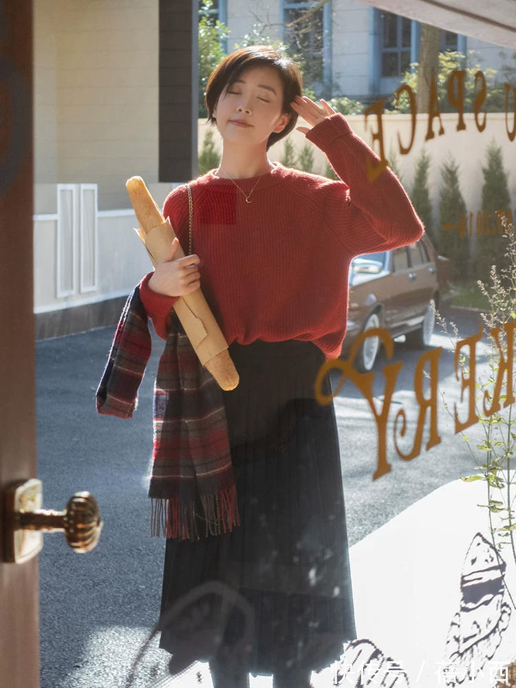 搭配 今年还是穿“毛衣”最时髦,搭配半身裙知性优雅,直筒裤简约高级