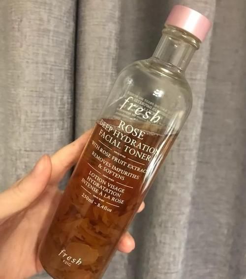 保湿|水乳什么牌子好？水乳“红黑榜”大pk，到底谁才是真正的赢家？