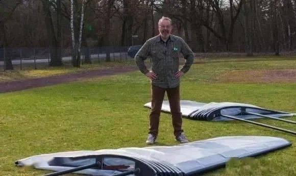 飞行员 56岁大叔发明“新型飞行器”,站着跳一跳,就能像鸟一样在天空飞翔