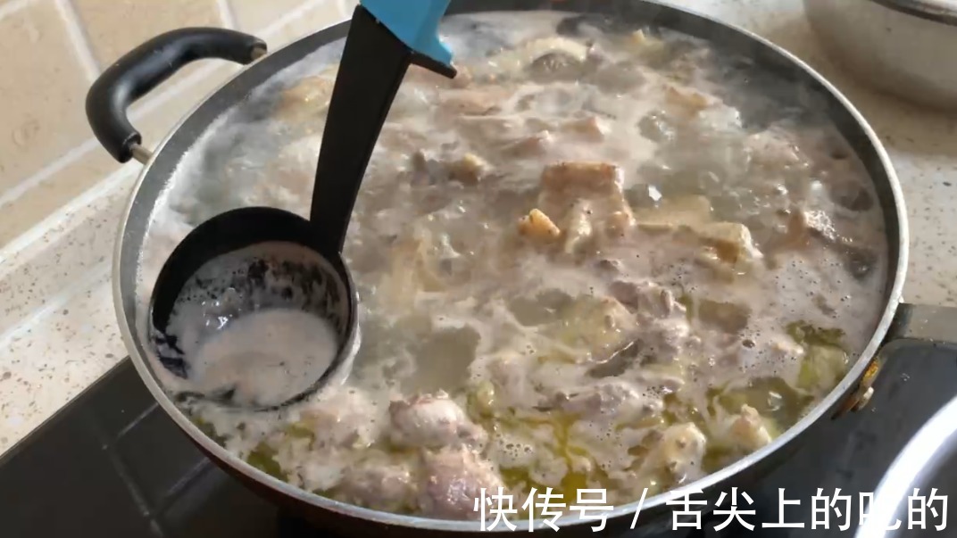 炖鸡时，有人焯水、有人直接炖，大厨教你正确的做法，太香了