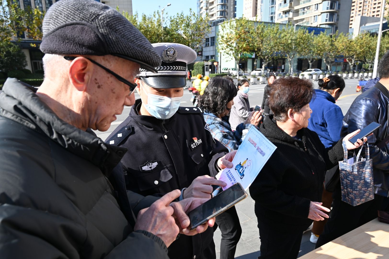 电动自行车|“送安全、树标兵”！“全国交通安全日”外卖交通志愿者在行动