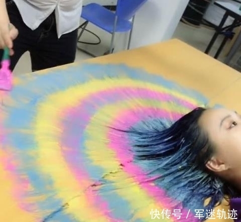 奇闻：失恋女孩染了一头五颜六色的发型,比孔雀开屏还美啊