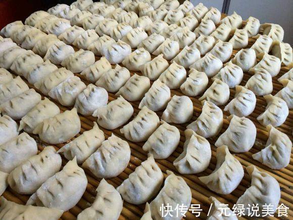 煮饺子别再傻傻的水开就下锅，多加“这一步”，饺子不破皮不粘锅