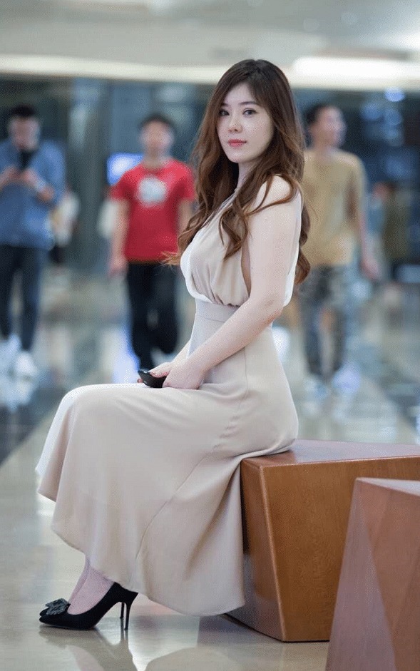 上穿着一|街拍:30岁辣妈美成这样,找谁说理去?