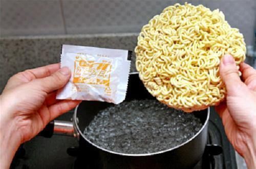 搞错|煮泡面,先放面饼还是先放调料很多人搞错,难怪面条油腻又难吃