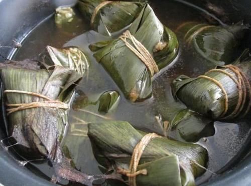 煮粽子时，只加清水可不行，多加这2样，粽子软糯香甜不夹生