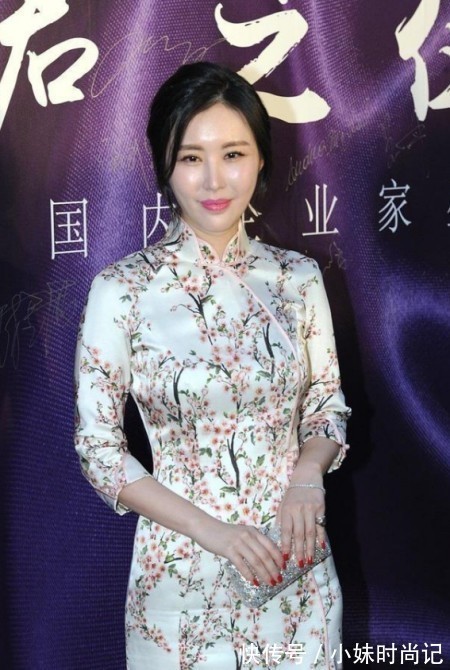 田朴珺|王石小30岁娇妻真会穿,穿印花旗袍配红高跟,窈窕精致太有女人味